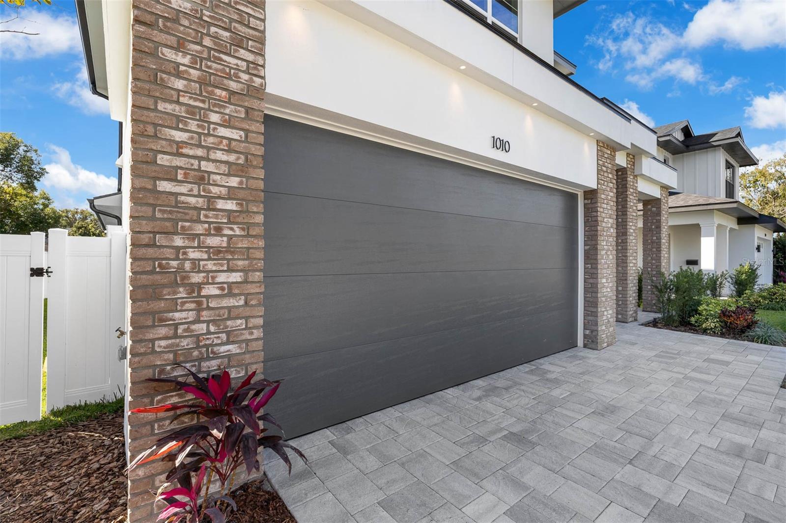 LAWNDALE - Residential