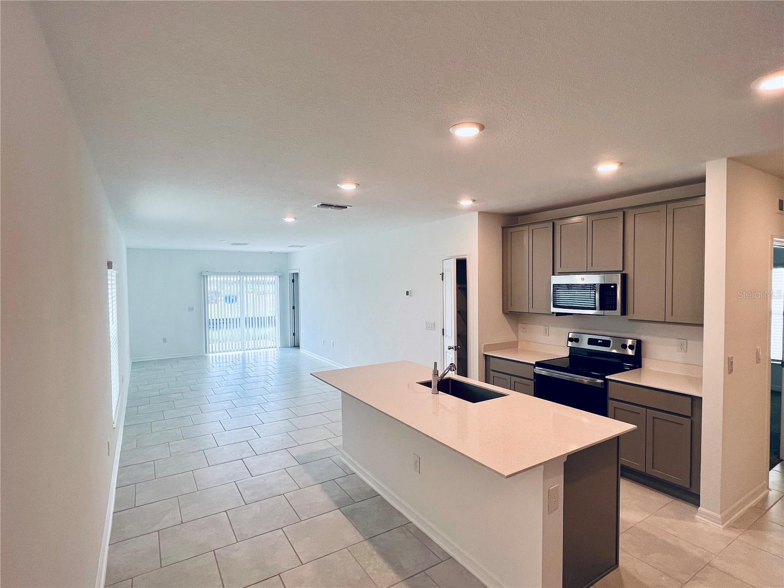 LEOMAS LANDING - PHASE 1 - Residential Lease