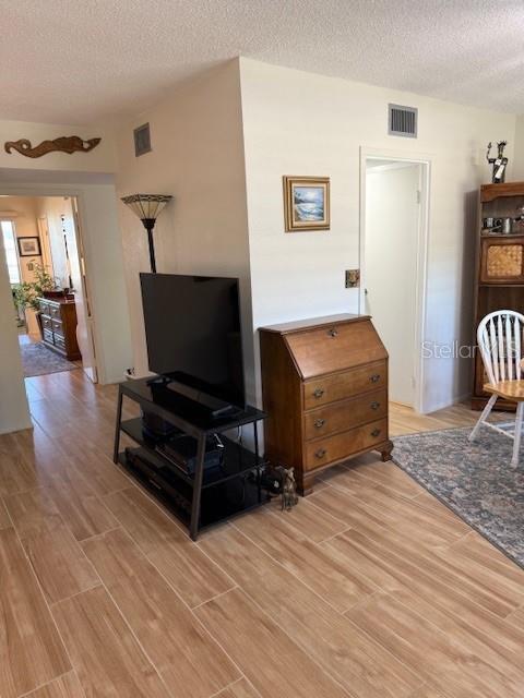 GATEWAY SQUARE APTS - Residential