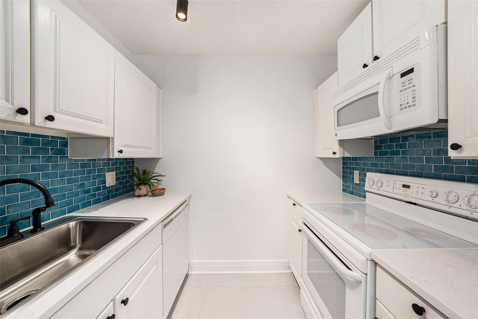 WHISPERING OAKS - Residential