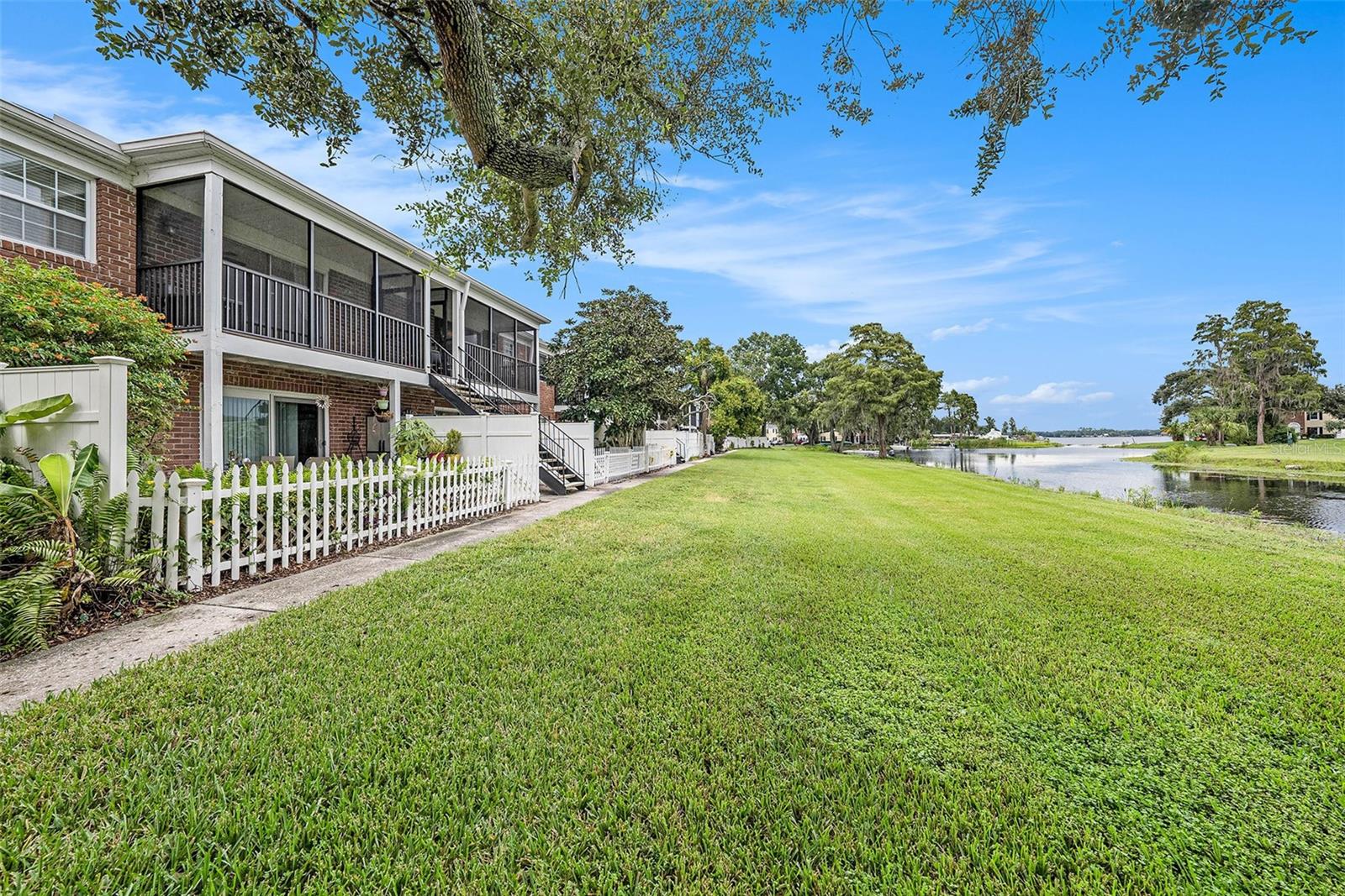 WHISPERING OAKS - Residential