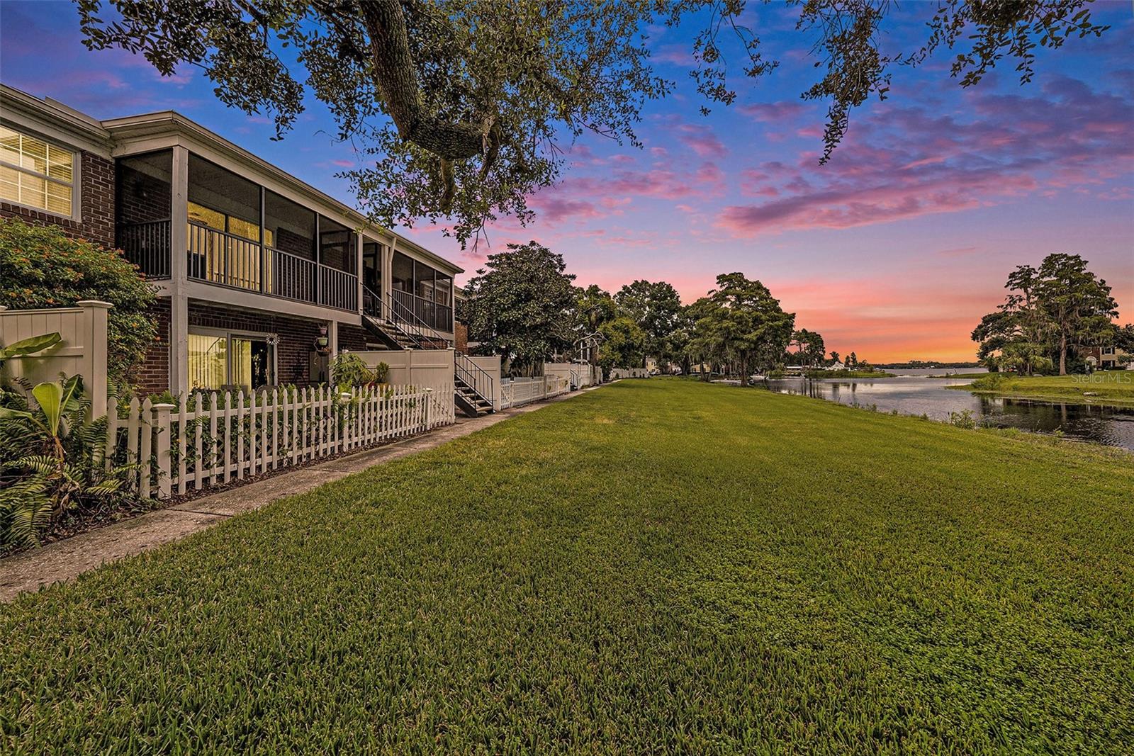 WHISPERING OAKS - Residential