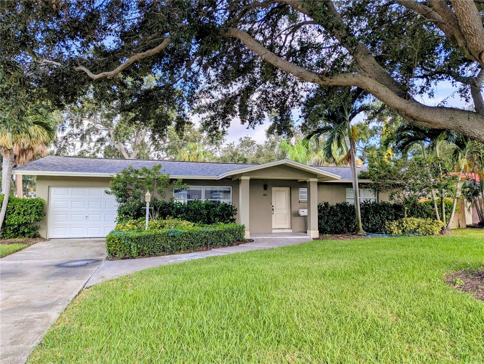 Beautiful 2 bedroom 2 bath home on Sneel Island. The home has a huge living room, open updated kithchen with stainless appliances and center island. There are 2 large bedrooms, 2 updated baths, an enclosed porch and garage. The home is in close proximity to major highways, downtown St Pete and Coffee Pot key beach. This is a must see!