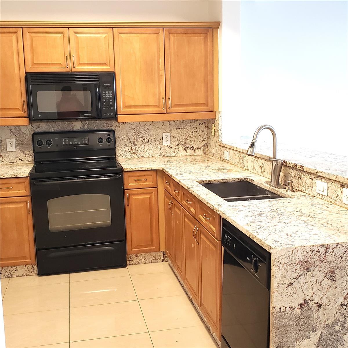 PROMENADE PH 01 - Residential Lease