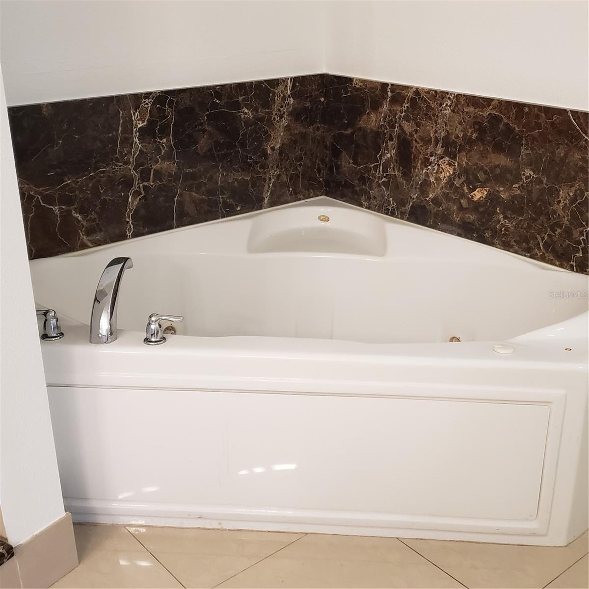 PROMENADE PH 01 - Residential Lease