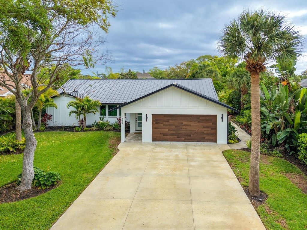 Photo of 1899 Buccaneer Circle, Sarasota, FL 34231 (MLS # A4629706)