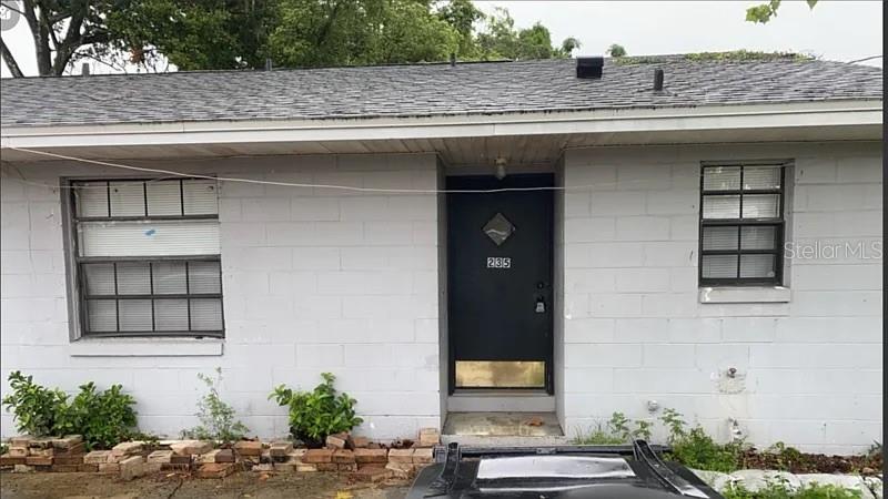 SPECIAL $350 OFF THE 1ST MO RENT IF YOU SIGN A LEASE BEFORE 7/1
Discover this charming 2-bedroom, 2-bathroom home nestled in the welcoming community of Apopka. The family and dining area features a seamless open-concept design, perfect for relaxing and entertaining. Throughout the home, durable tile flooring ensures easy maintenance and a sleek look. The well-appointed kitchen comes equipped with a refrigerator and range, making meal preparation a breeze. Step outside to enjoy the private back patio and backyardideal for outdoor gatherings,or simply unwinding. Don't miss the opportunity to make this lovely home yours!
