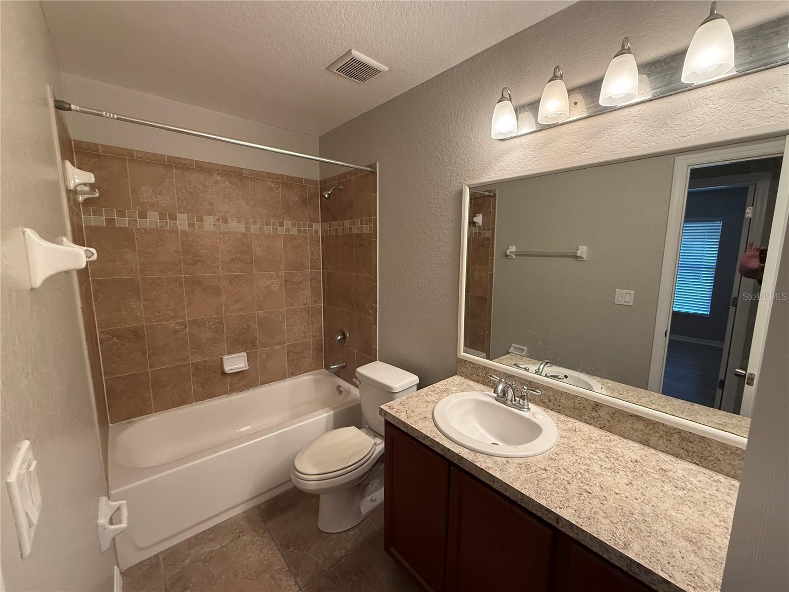 COUNTRY CLUB ESTATES - Residential Lease