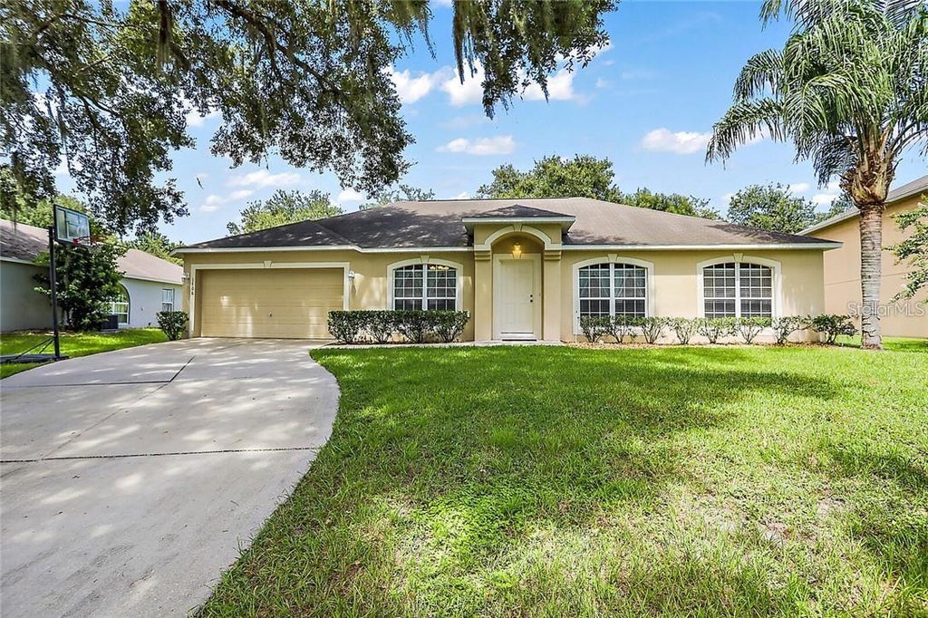 Photo of 1706 Forest Glen Drive, Fruitland Park, FL 34731 (MLS # O6452812)