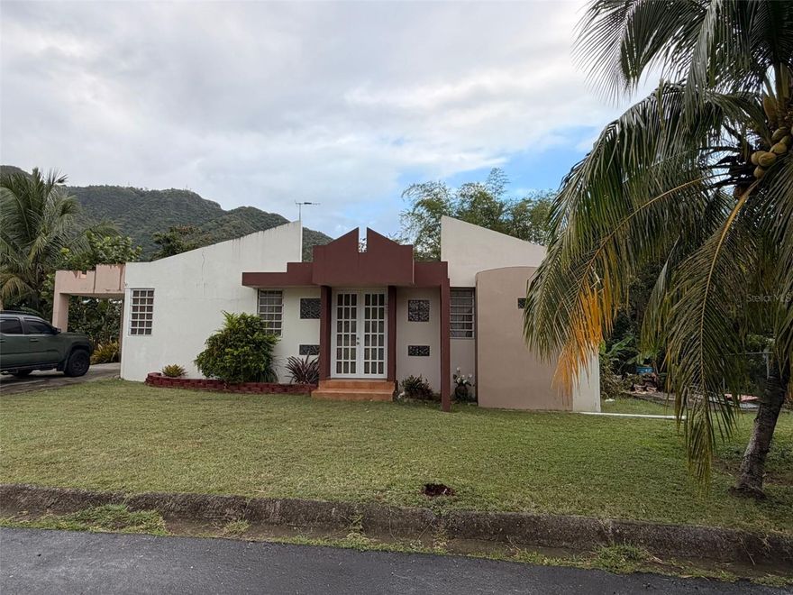 Single-story home located in the quiet and accessible area of Barrio Santo Domingo. This property sits on a 702 square meter lot and features 3 bedrooms, 2 bathrooms, living room, dining room, kitchen, and laundry area, plus parking for 3 vehicles.

It offers an excellent opportunity for those looking to live surrounded by nature while still having easy access to the main roads of the municipality.

The area is known for its residential atmosphere, stable community, and pleasant mountain views. Additionally, its strategic location in the southern region of Puerto Rico allows for quick access to nearby municipalities such as Ponce and Guayanilla, making it convenient to reach shopping centers, hospitals, and employment areas.