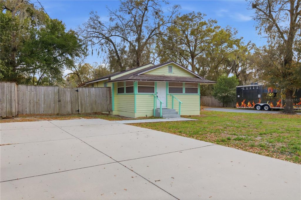 Photo of 1120 E Minnesota Avenue, Deland, FL 32724 (MLS # V4947973)