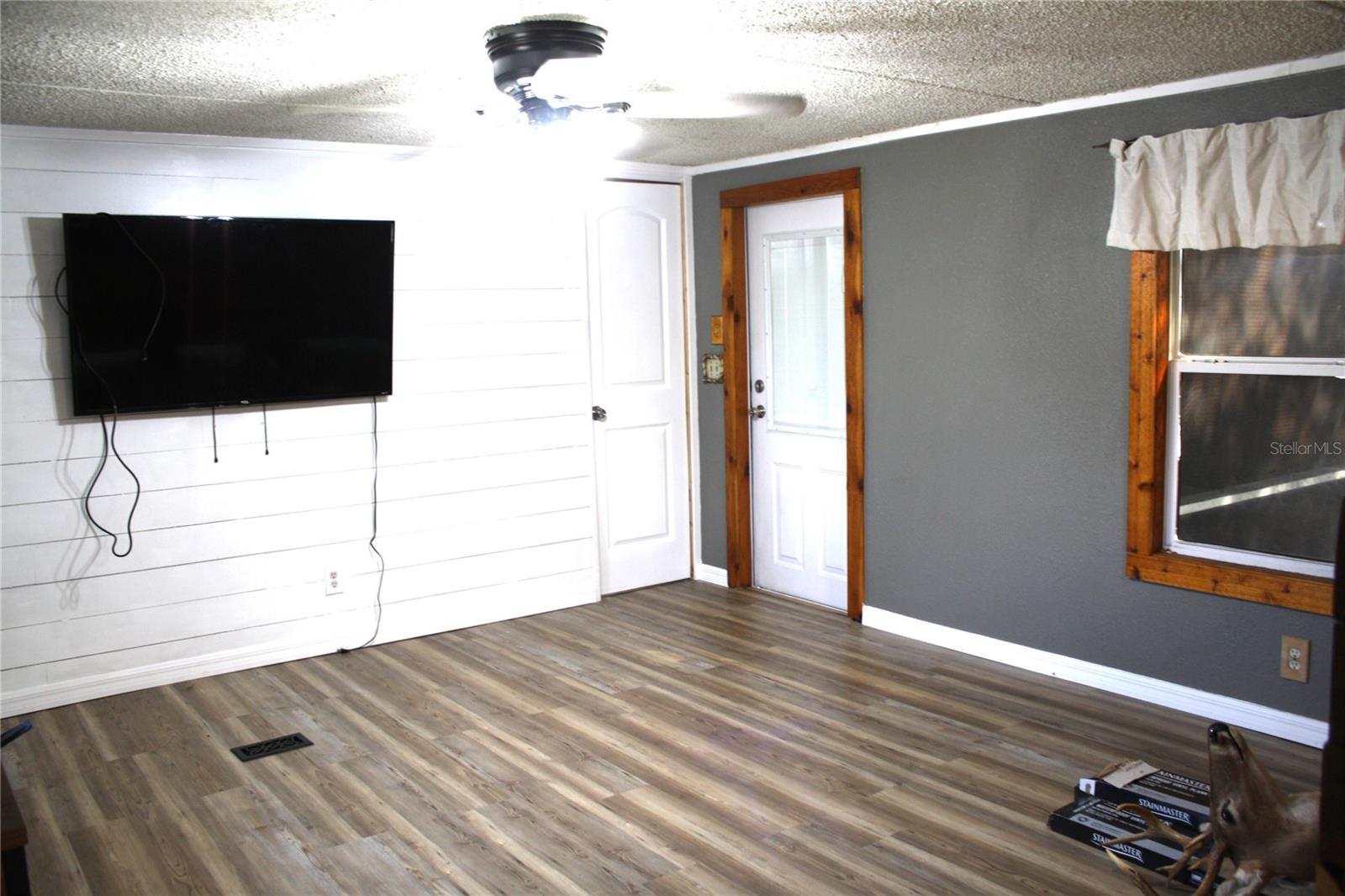 COUNTRY ACRES - Residential