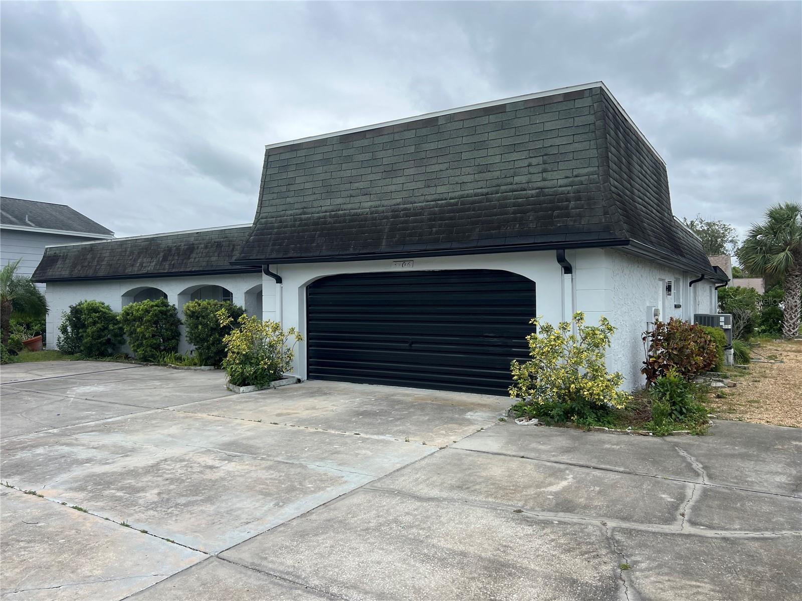 Spacious property in Holiday, FL. Conveniently located near restaurants, shopping centers, and much more. This property features over 3,000 square feet, 3 bedrooms, 2 bathrooms, a spacious terrace, and a pool.