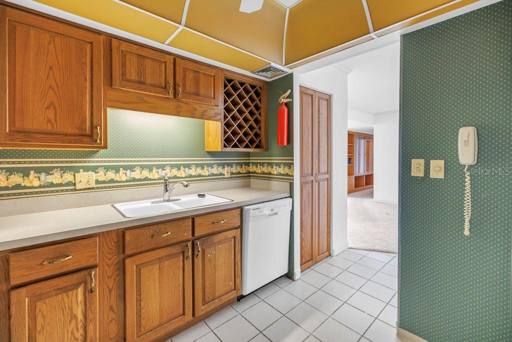 KEY CAPRI CONDO - Residential