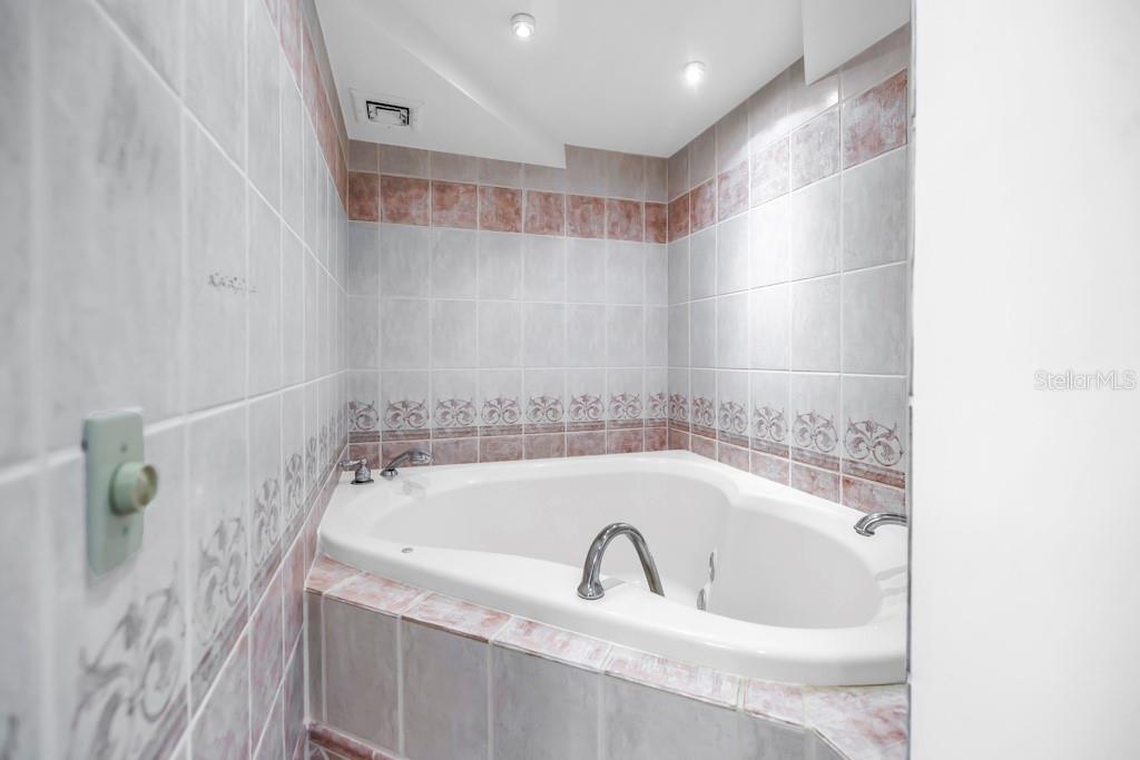 KEY CAPRI CONDO - Residential