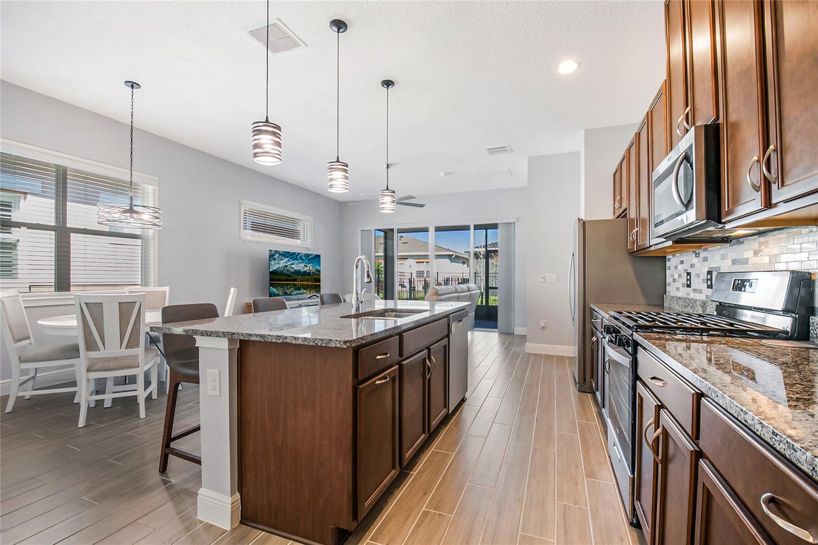 TWIN LAKES - Residential