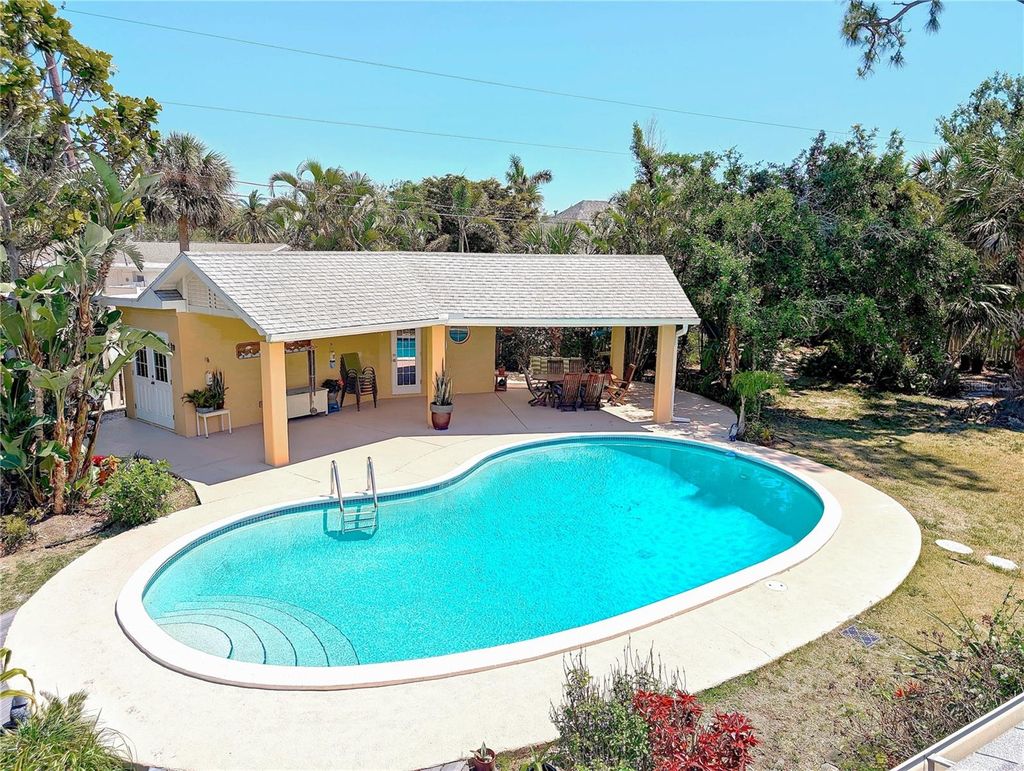 Photo of 337 Harbor Drive S, Venice, FL 34285 (MLS # N6138458)