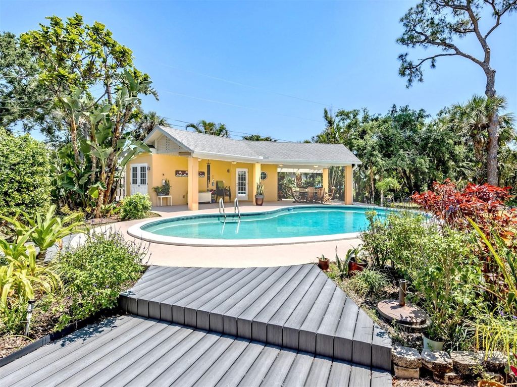 Photo of 337 Harbor Drive S, Venice, FL 34285 (MLS # N6138458)