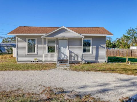 A home in PALMETTO