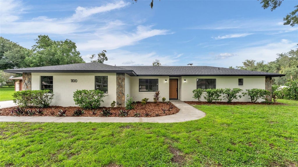 Photo of 1100 Hammock Shade Drive, Lakeland, FL 33809 (MLS # L4965199)