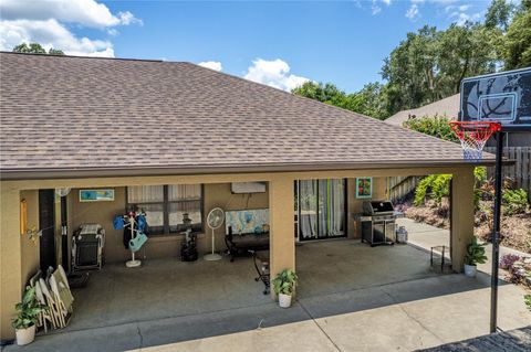 A home in EUSTIS