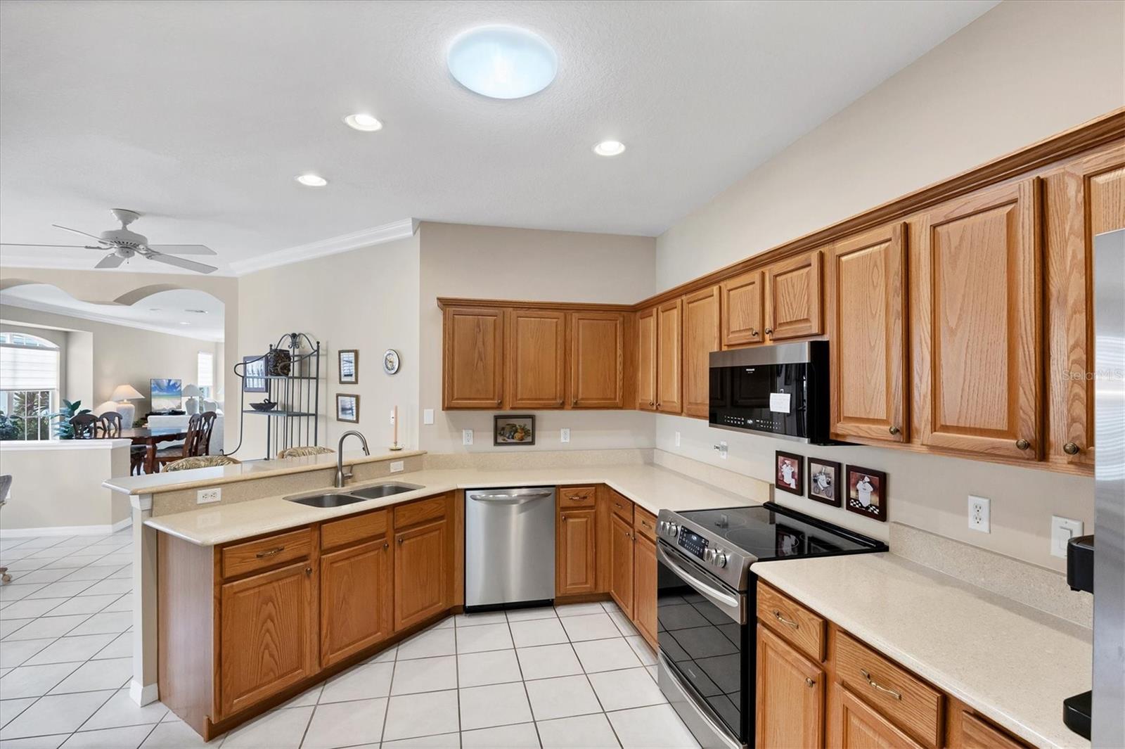 PELICAN POINTE GOLF & COUNTRY CLUB - Residential