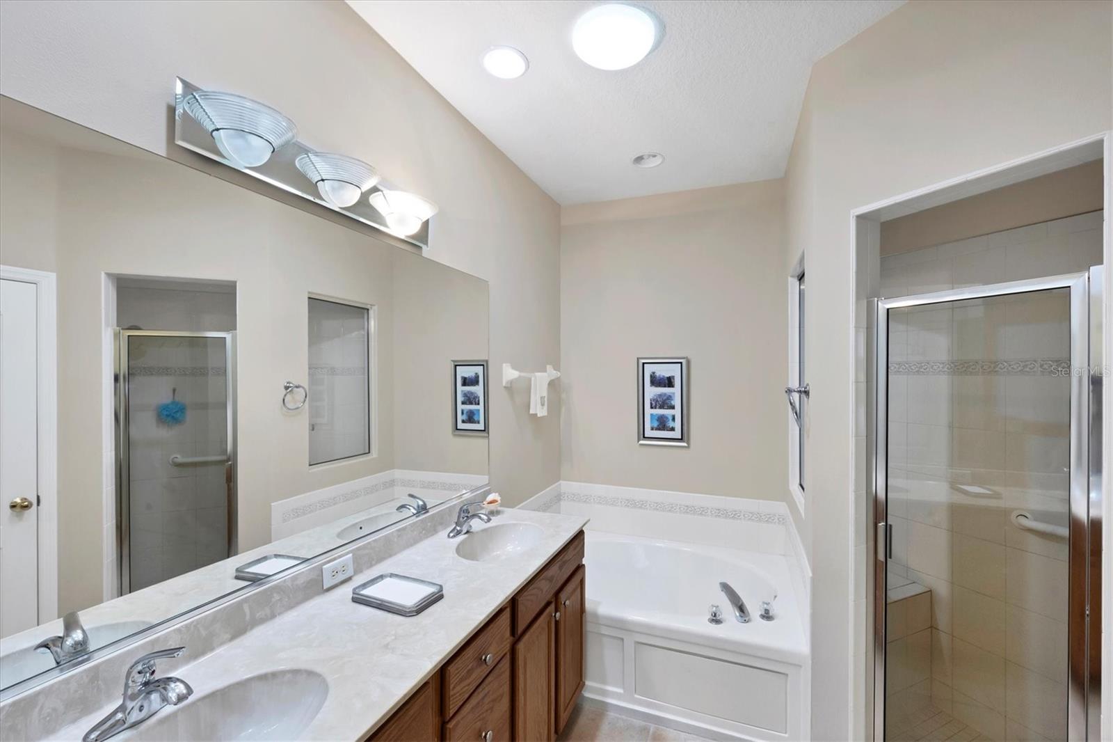 PELICAN POINTE GOLF & COUNTRY CLUB - Residential