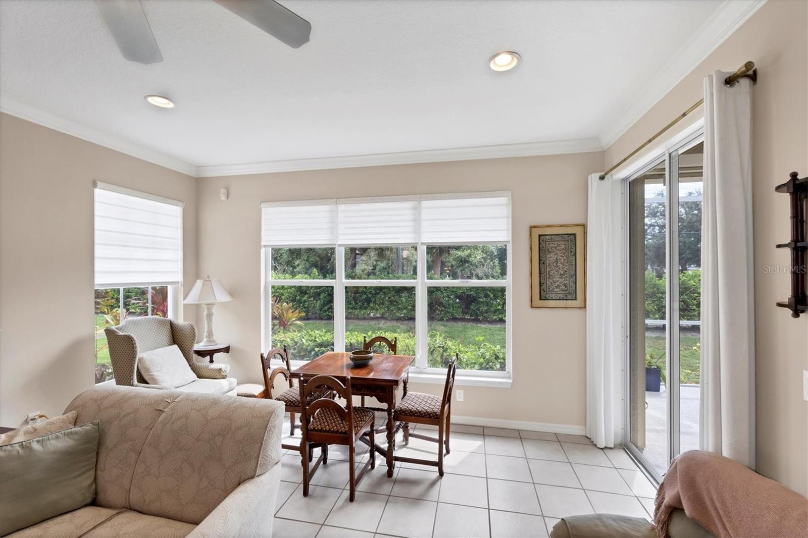 PELICAN POINTE GOLF & COUNTRY CLUB - Residential
