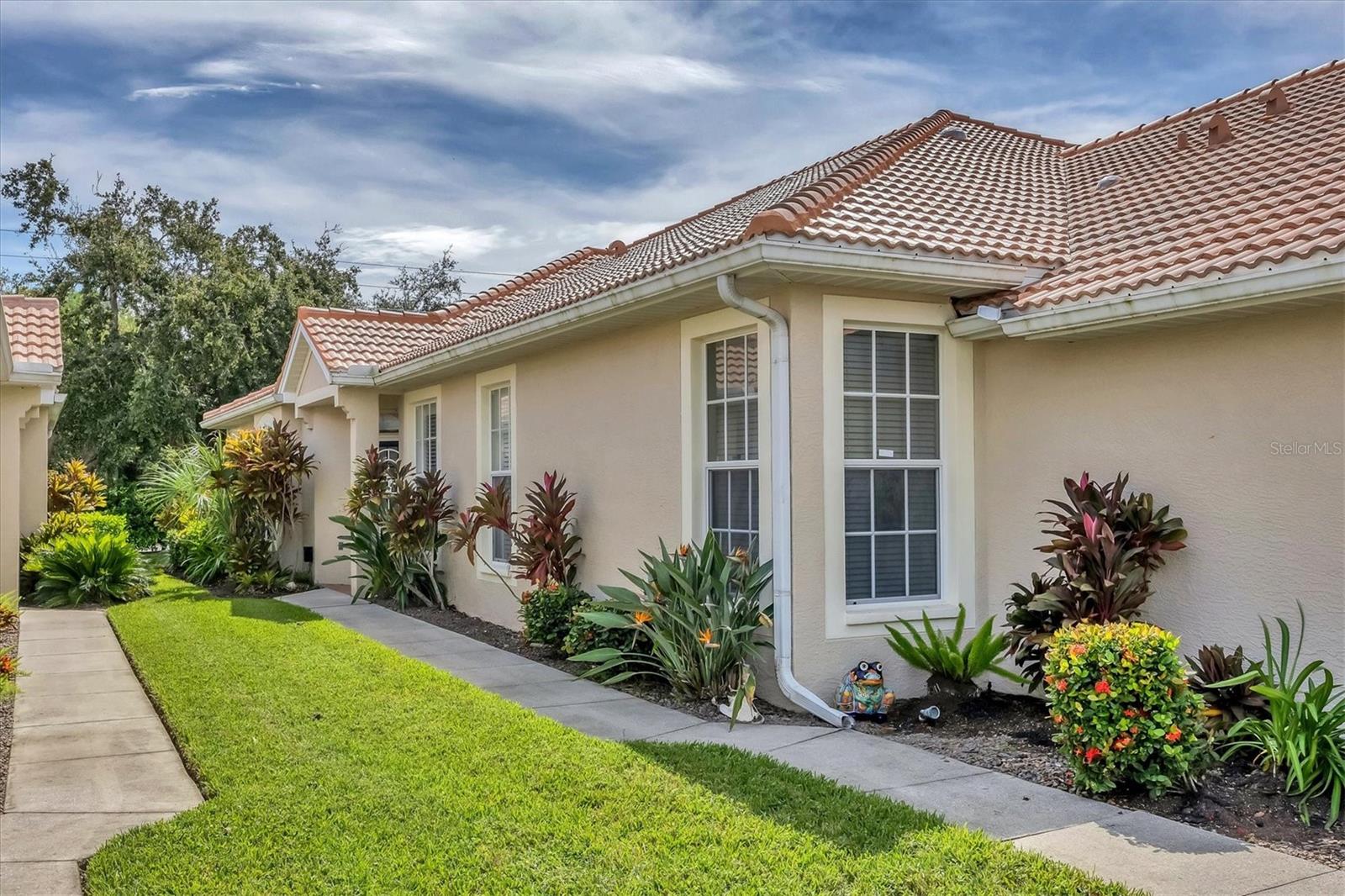 PELICAN POINTE GOLF & COUNTRY CLUB - Residential