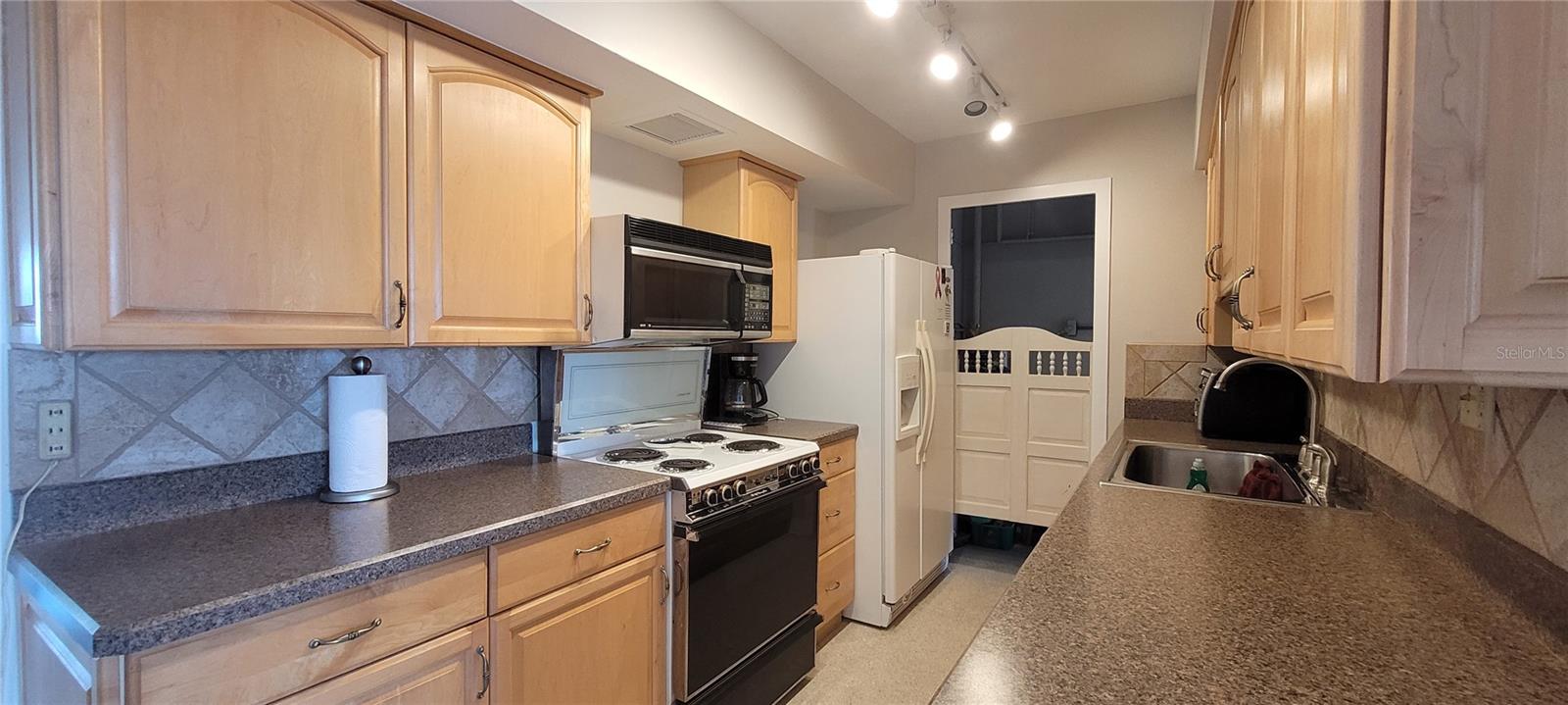 PARADISE ISLAND TOWERS CONDO - Residential Lease