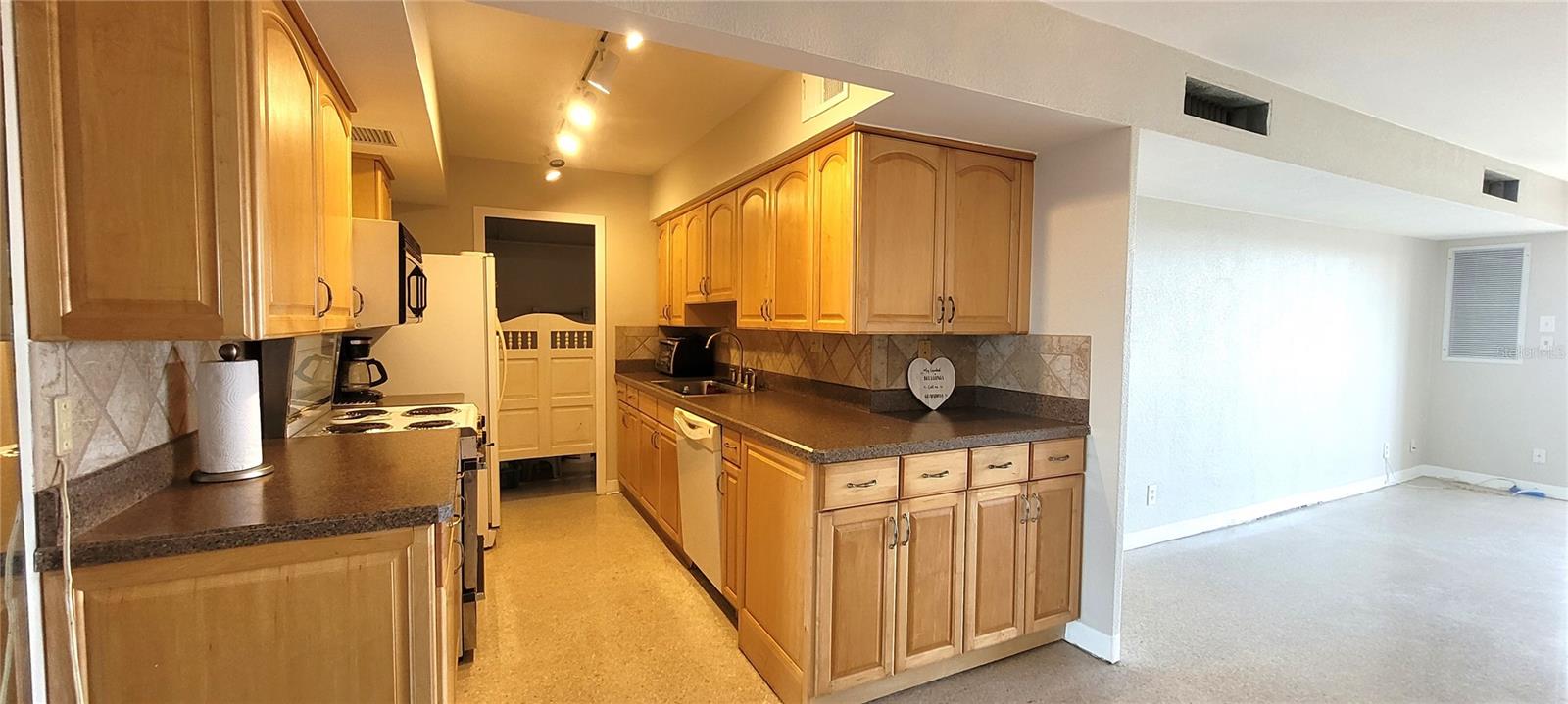 PARADISE ISLAND TOWERS CONDO - Residential Lease