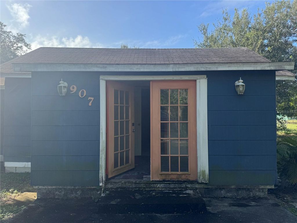 Photo of 907 Gwendolynn Street, Avon Park, FL 33825 (MLS # O6369305)