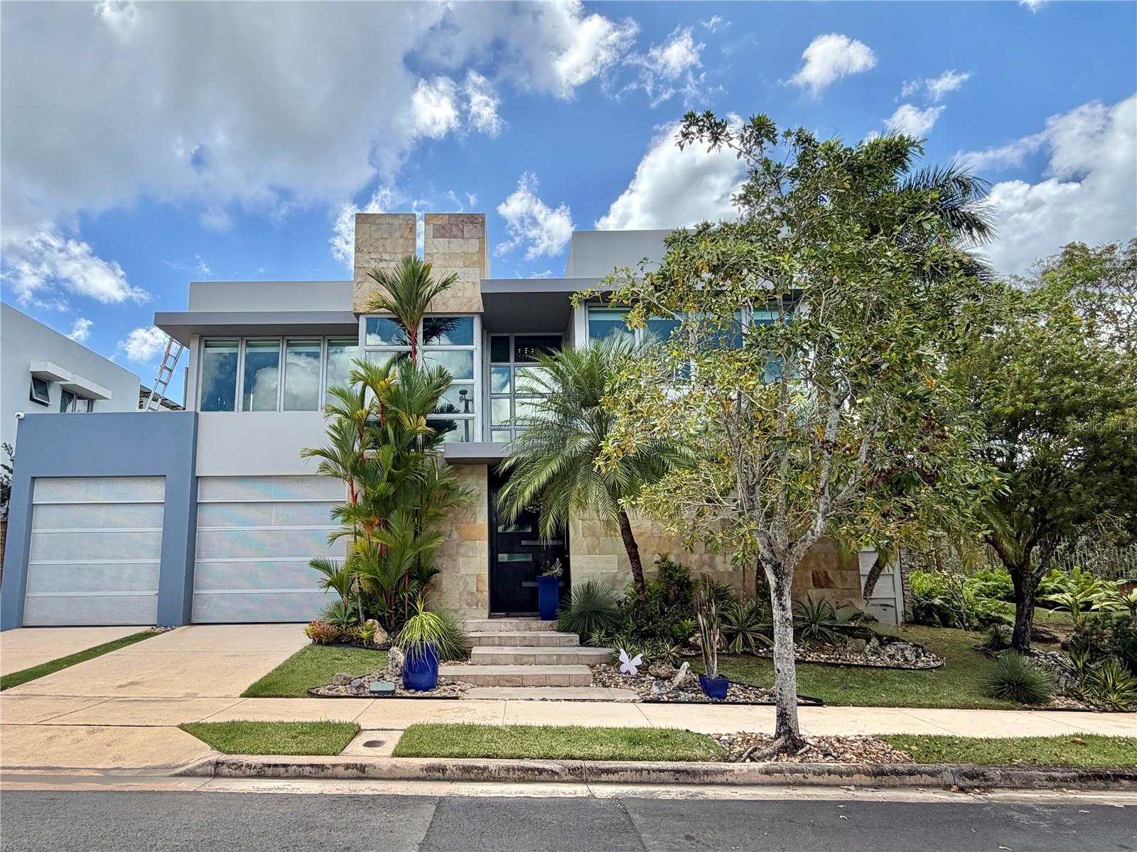 SENDEROS DE MONTEHIEDRA - Residential