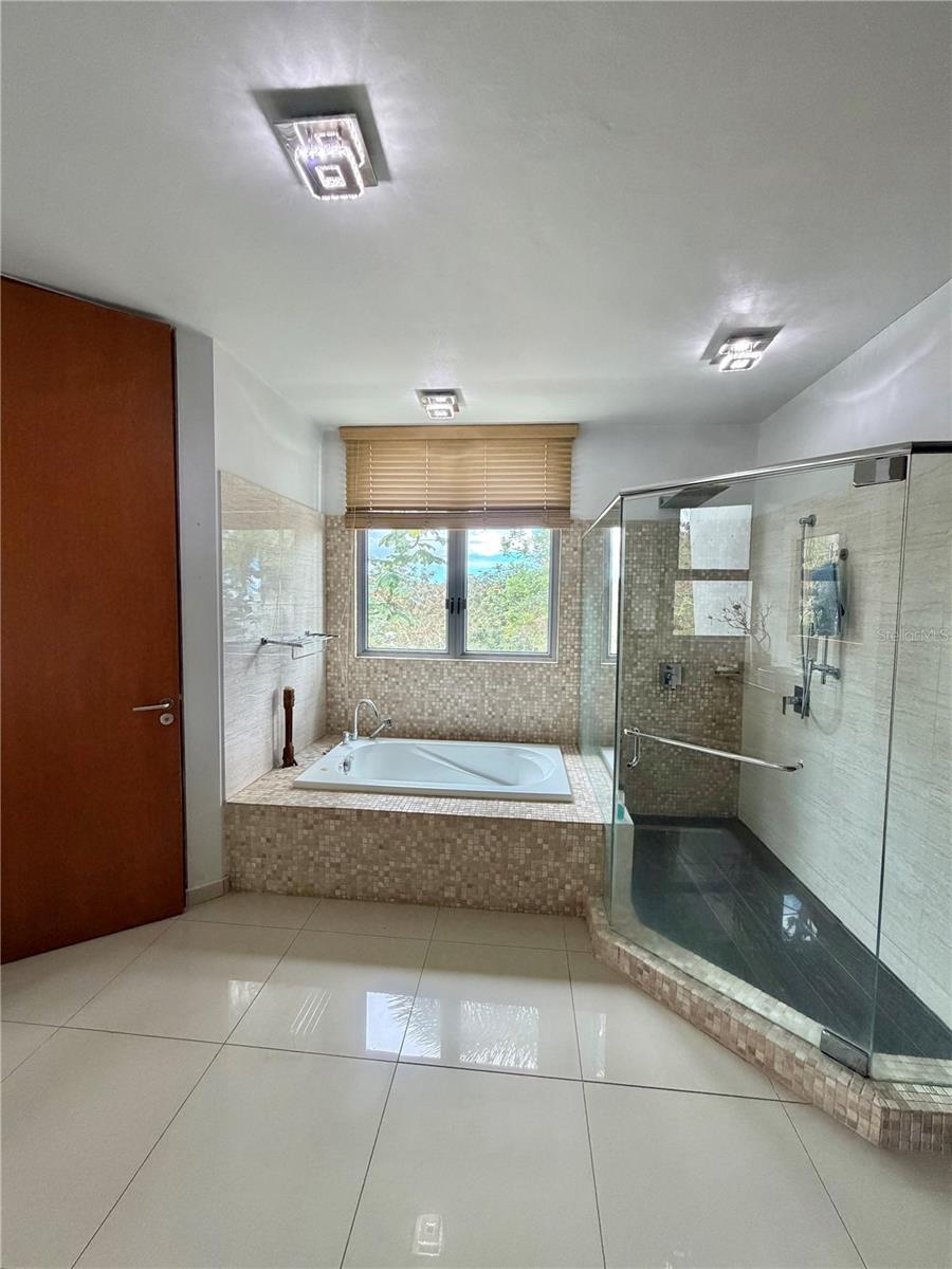 SENDEROS DE MONTEHIEDRA - Residential