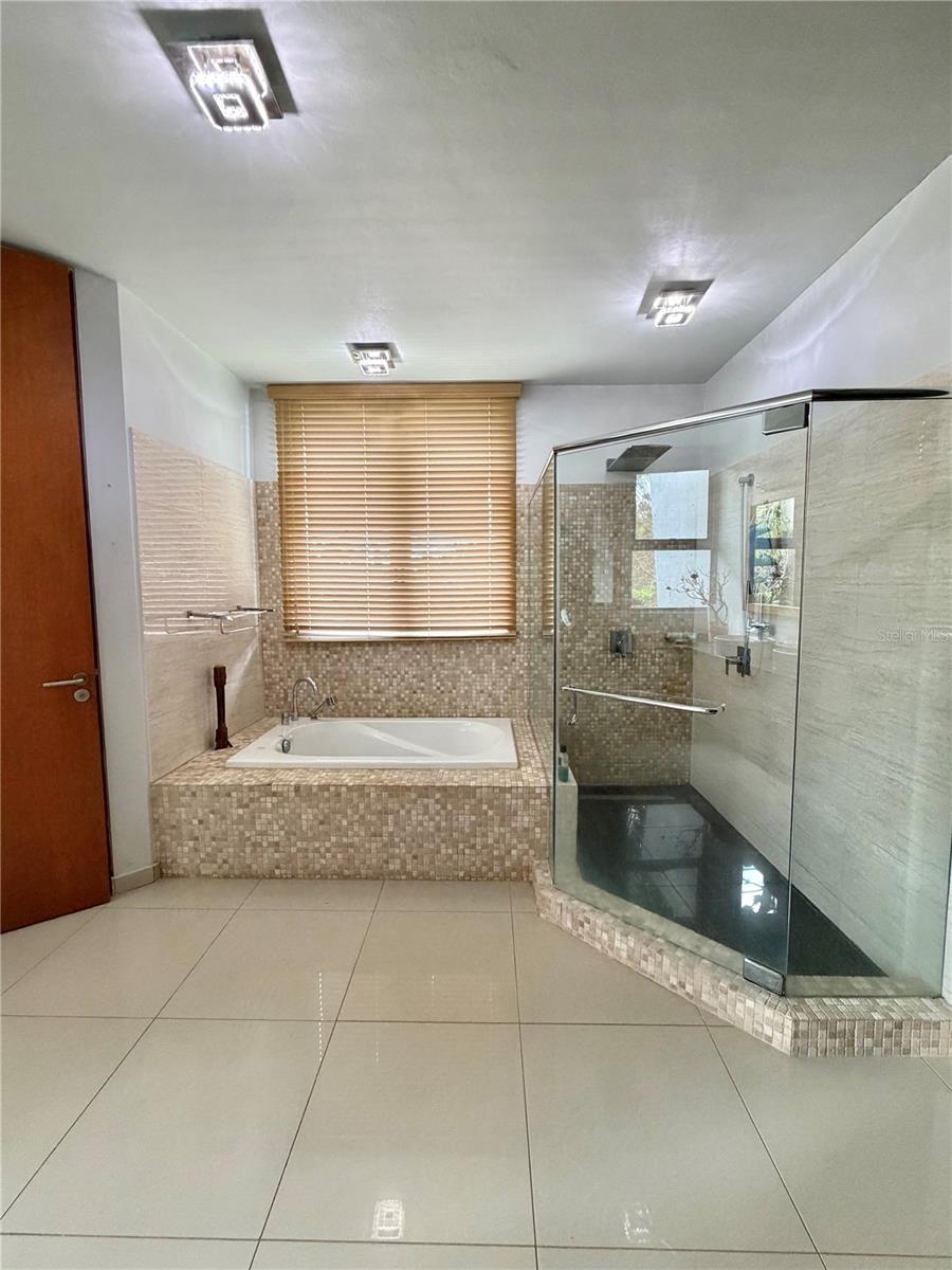 SENDEROS DE MONTEHIEDRA - Residential