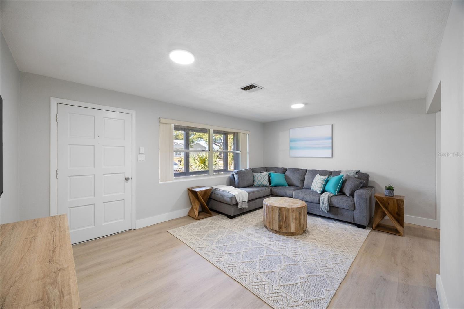 1073 KENWOOD DRIVE