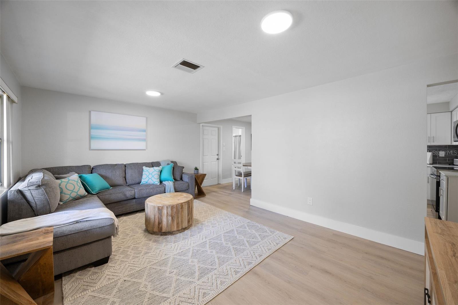 1073 KENWOOD DRIVE