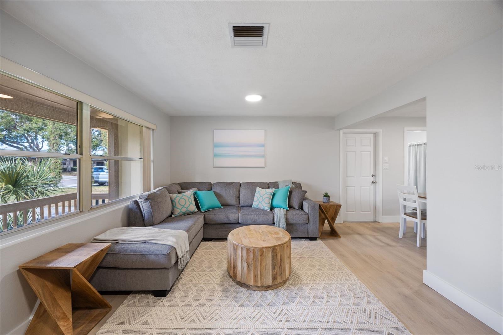 1073 KENWOOD DRIVE