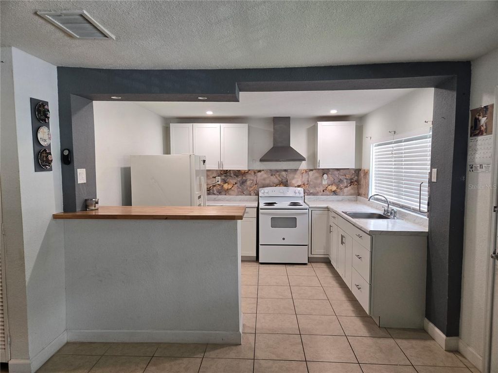 Photo of 2411 S Ramona Circle, Tampa, FL 33612 (MLS # TB8477985)