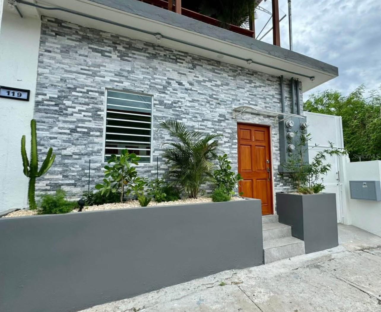 Ready to move-in! Apt A. 1 bedroom, 1 bath, ground floor, fully remodeled and furnished cozy apartment in this multi-family residence located at Santurce's Calle Loiza area with trendy bars and restaurants, the Caribbean Arts District and a short ride to Old San Juan and the Airport. One bedroom, one bathroom, kitchen, family room apartment includes: brand new refrigerator, 2 A/C units, 3 ceiling fans, tankless water heater, sofa, dining room, queen size bed, drawer, living room Smart TV and water cistern. Enjoy the convenience of walking to nearby rest, coffee shops, bars, supermarkets, and best of all, to Ocean Park Beach. Monthly rent includes water. Lease contract for a minimum of 6 months. Call now for a private showing.
