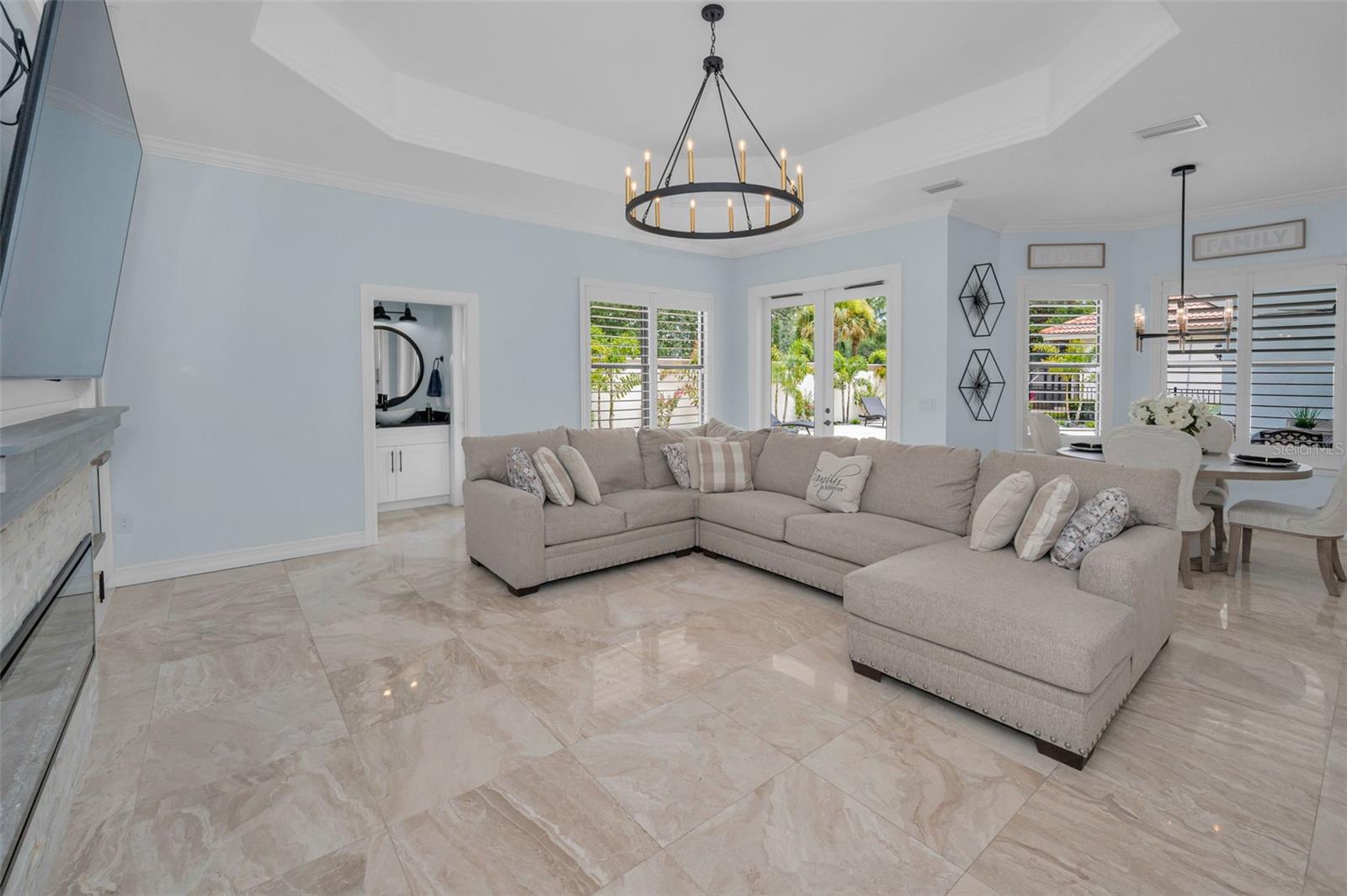 CHAMPIONS CLUB - Residential