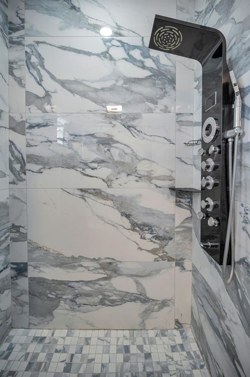 CHAMPIONS CLUB - Residential