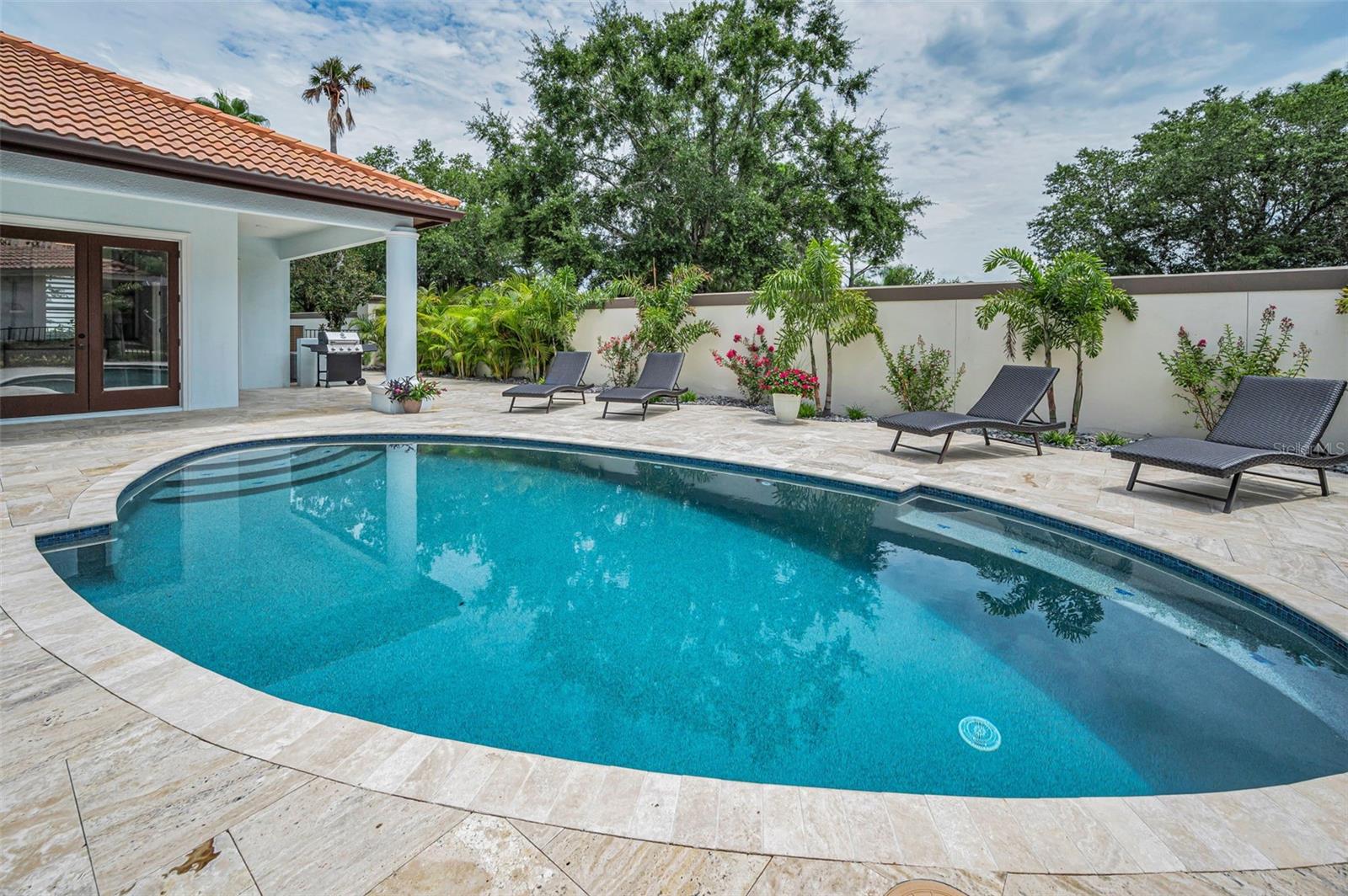 CHAMPIONS CLUB - Residential