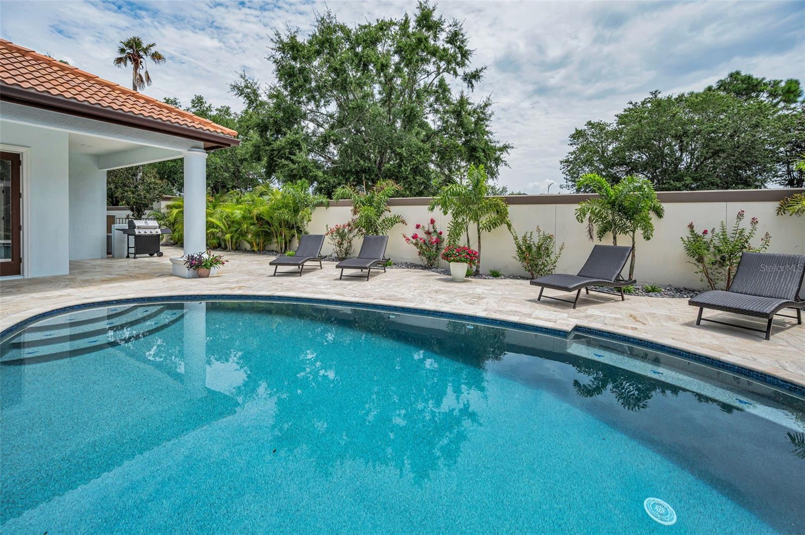 CHAMPIONS CLUB - Residential