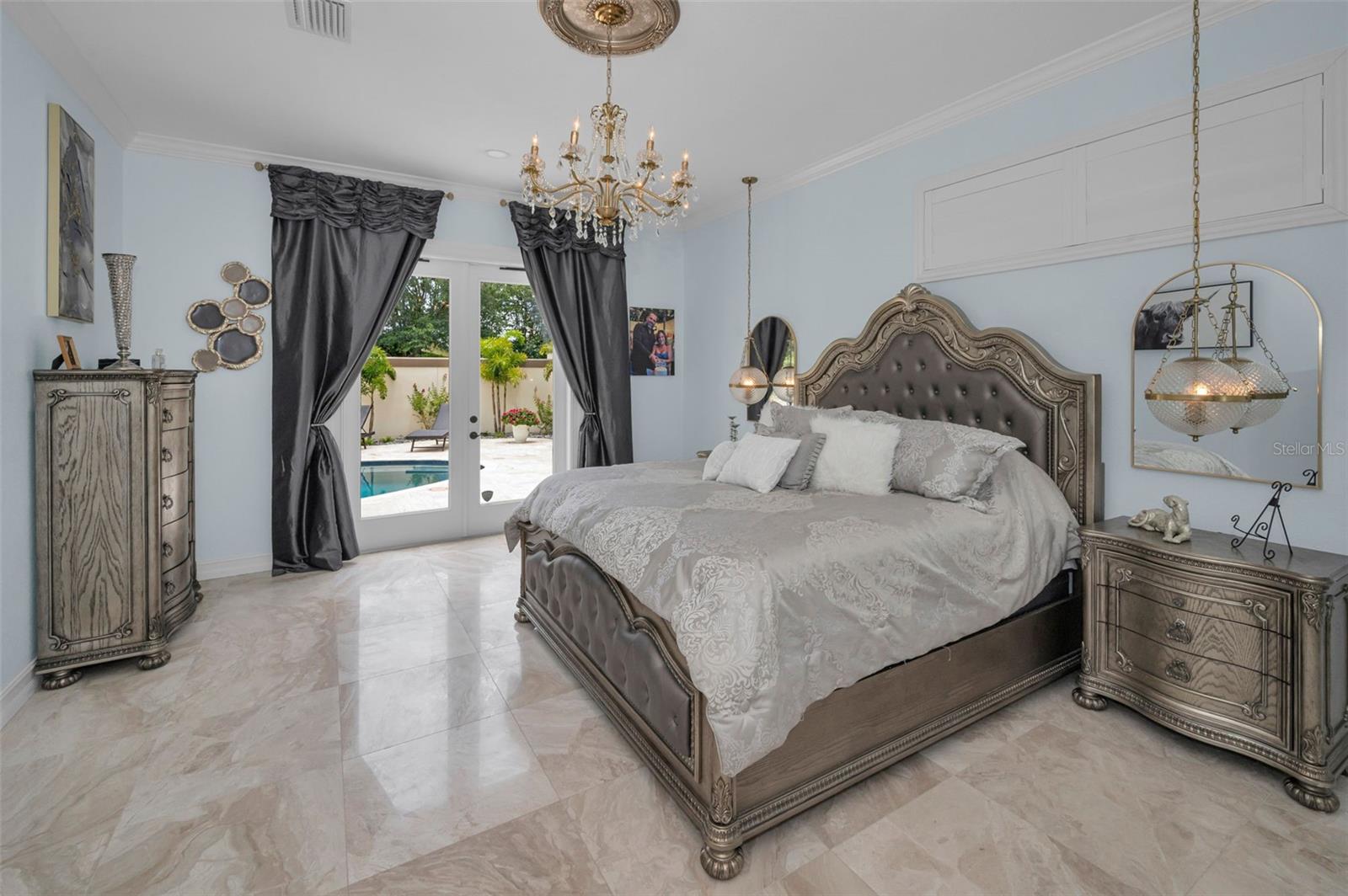 CHAMPIONS CLUB - Residential