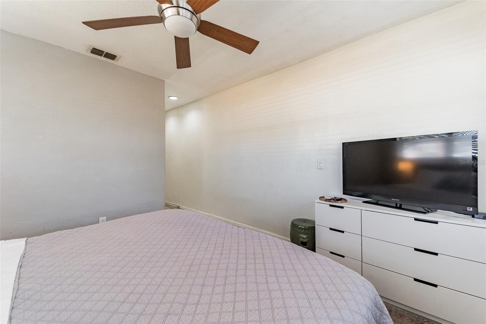 NORTH SHORE PARK - Residential Lease