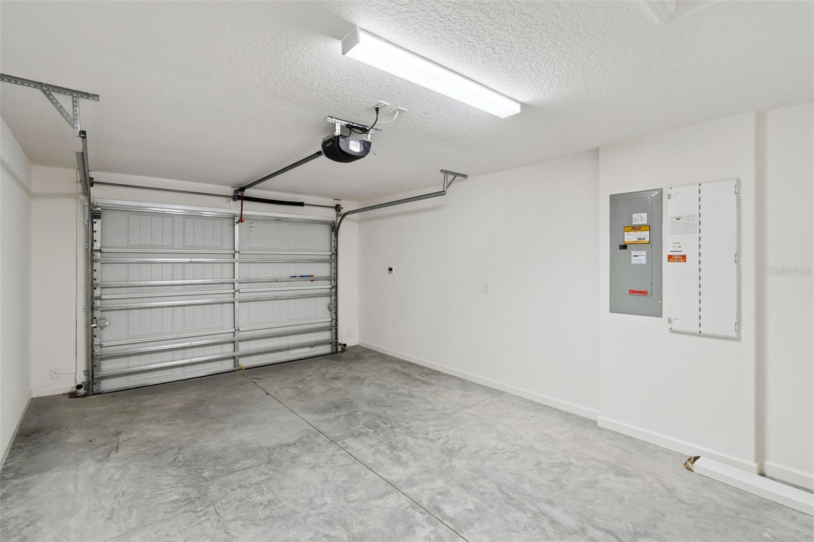 THE VILLAGES OF WEST LAKE - Residential Lease