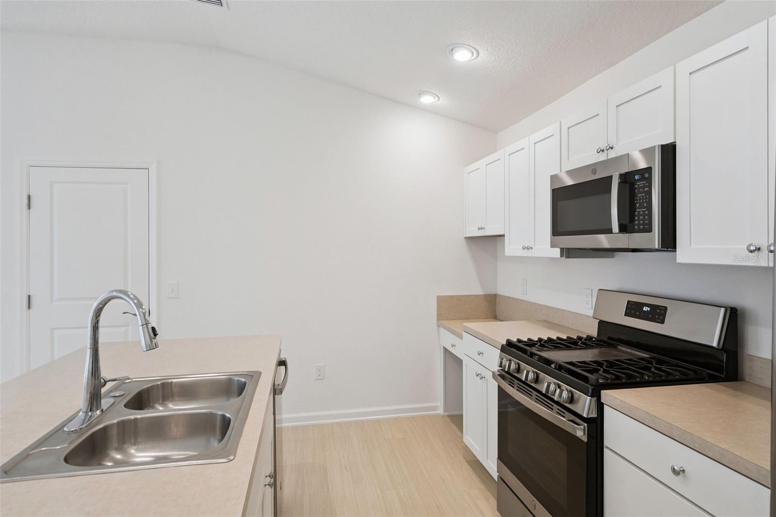 THE VILLAGES OF WEST LAKE - Residential Lease