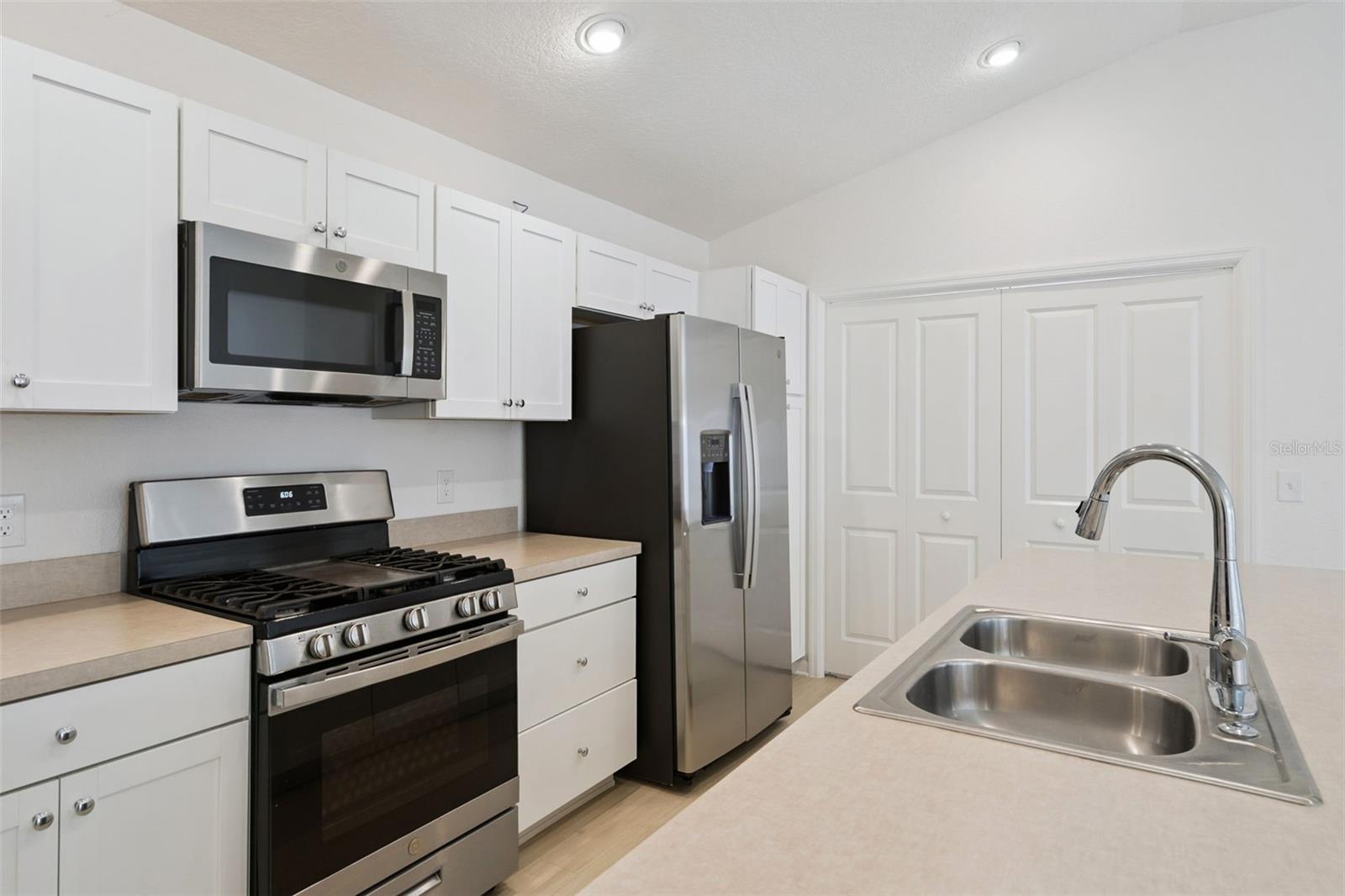 THE VILLAGES OF WEST LAKE - Residential Lease