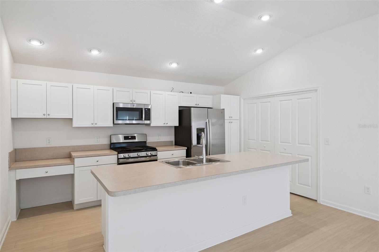 THE VILLAGES OF WEST LAKE - Residential Lease